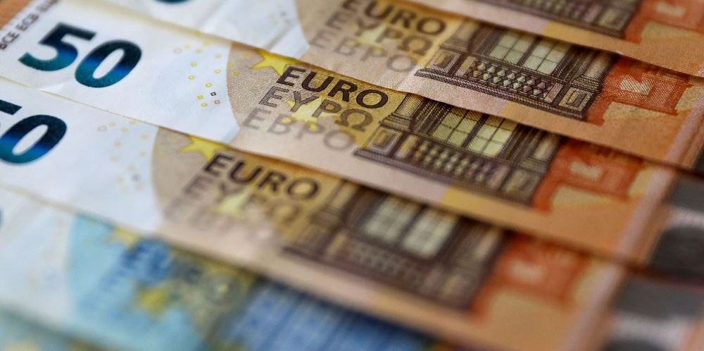 Leku mbetet i fortë, por ngadalëson ritmin e forcimit ndaj euros në 3-mujorin e tretë